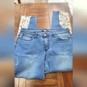 VENUS Blue Cropped Jeans with White Lace Detail